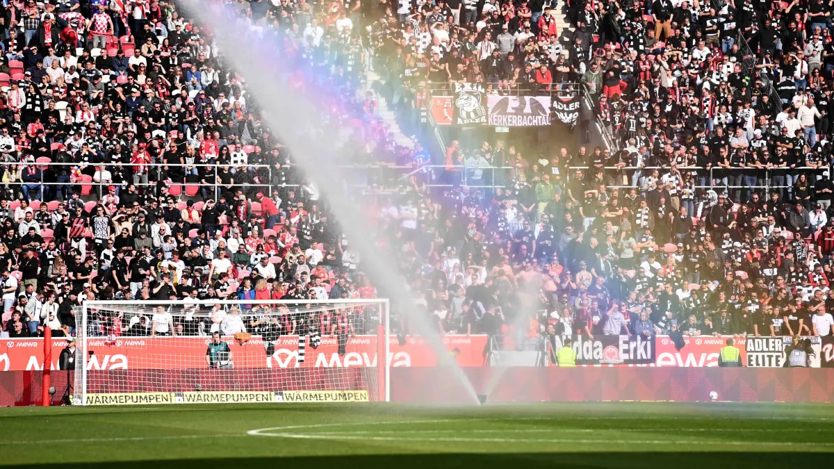 Fussball 1. Bundesliga/ 1.FSV Mainz 05 - Eintracht Frankfurt 2-1: Der Rasensprenger macht einen Regenbogen, Feature, Symbolfoto, Randmotiv, 1.FSV Mainz 05 MZ - Eintracht Frankfurt F 2-1 Fussball 1. Bundesliga Saison 2025/2026, 27.Spieltag, Spieltag27, matchday27, am 07.03.2026, MEWA Arena Mainz. DFL regulations prohibit any use of photographs as image sequences and/or quasi-video  *** The sprinkler makes a rainbow, feature, symbol photo, border motif, 1 FSV Mainz 05 MZ Eintracht Frankfurt F 2 1 Football 1 Bundesliga season 2025 2026, 27 matchday, matchday27, matchday27, on 07 03 2026, MEWA Arena Mainz DFL regulations prohibit any use of photographs as image sequences and or quasi video Â