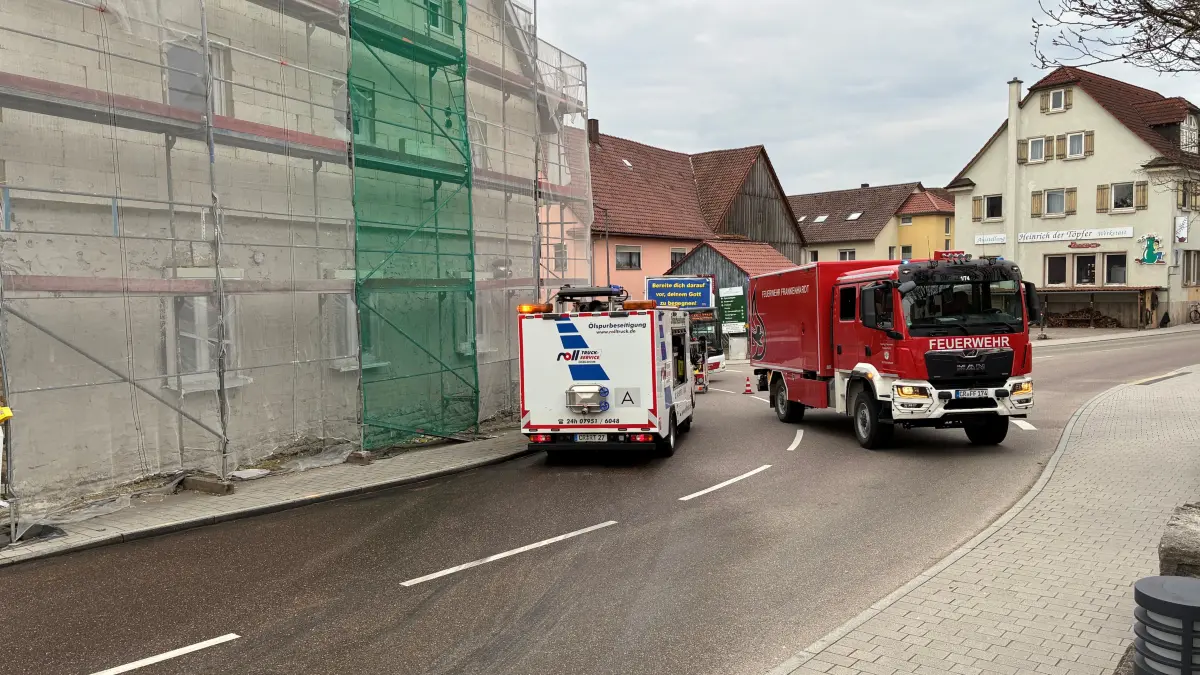 In der Ortsmitte von Gründelhardt hat am frühen Montagmorgen ein Auto Feuer gefangen. Die Straße musste gereinigt werden.