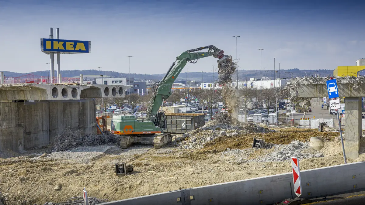 Erstes Stück der Brücke über das Blaubeurer Tor ist weg: freie Sicht auf Ikea
