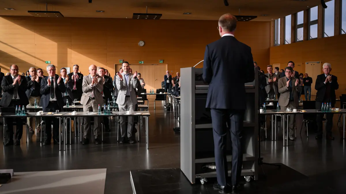 Wahl des Landrat im Kreis Rottweil, : Rottweil 23.03.2026
Wahl des Landrat im Kreis Rottweil,
Stehende Ovationen der Kreistagsmitglieder nach der Wahl von Christoph Keckeisen (Mitte, Immenstaad am Bodensee) zum neuen Landrat
FOTO: Pressefoto ULMER / Markus Ulmer
xxNOxMODELxRELEASExx