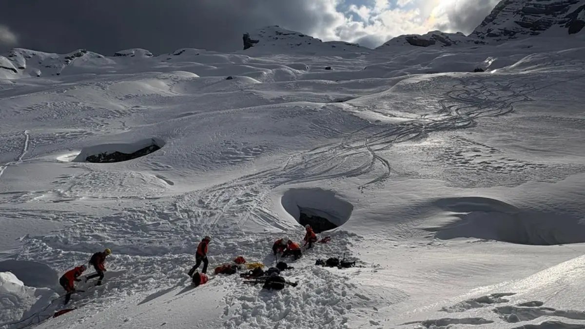 Skitourengeher übersteht 25-Meter-Sturz in eine Doline