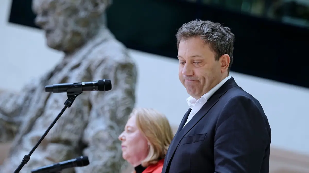 Gremiensitzungen und Statements der Bundesparteien: 23.03.2026, Berlin: Bärbel Bas (SPD), Bundesministerin für Arbeit und Soziales und SPD-Parteivorsitzende, und Lars Klingbeil (SPD), Bundesminister der Finanzen, Vizekanzler und SPD-Bundesvorsitzender, geben nach den Gremiensitzungen ihrer Partei im Willy-Brandt-Haus ein Pressestatement. Thema war das Ergebnis der Landtagswahl in Rheinland-Pfalz. Foto: Kay Nietfeld/dpa +++ dpa-Bildfunk +++