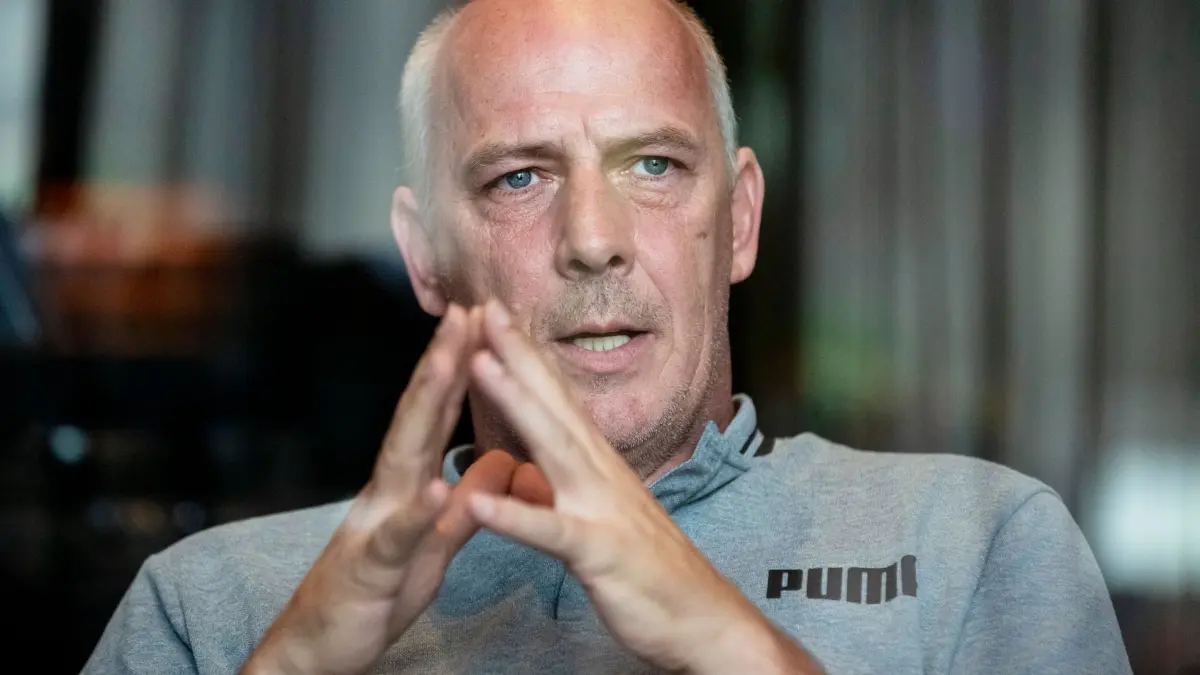 Mario Basler: ARCHIV - 26.08.2019, Berlin: Mario Basler, ehemaliger Fußballprofi, nimmt an einem Interviewtermin mit der Deutschen Presse-Agentur teil. (zu dpa: «Wegen Rüdiger und Sané: Basler kritisiert Nagelsmann scharf») Foto: Christoph Soeder/dpa +++ dpa-Bildfunk +++