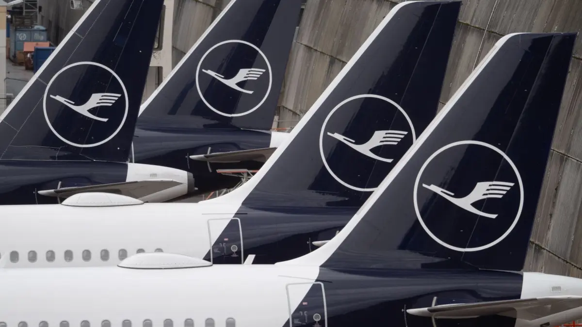 Lufthansa-Maschinen: ARCHIV - 11.03.2026, Hessen, Frankfurt/Main: Passagiermaschinen der Lufthansa stehen auf dem Flughafen in Frankfurt. (zu dpa: «Lufthansa-Airlines fliegen bis Herbst nicht nach Nahost») Foto: Boris Roessler/dpa +++ dpa-Bildfunk +++