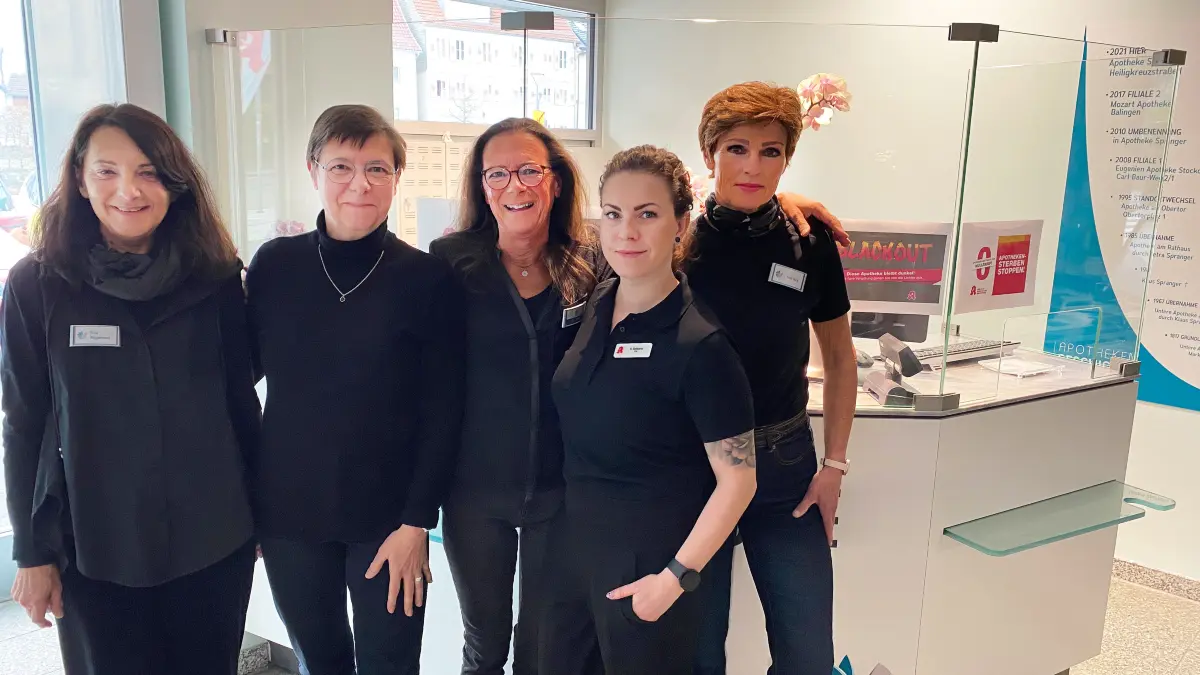 Ganz in Schwarz empfing das Team der Hechinger Apotheke Spranger die Kundschaft am Protesttag. passend zum Motto "Blackout", das vor einem weiteren Apothekensterben warnt.