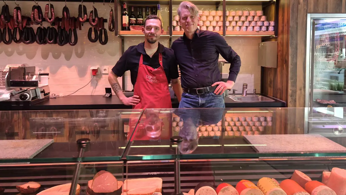 100 Metzgerei Oskar Zeeb: Geschäftsführer Bernhard Klein (rechts) und Filialleiter Jonathan Mehrmann in der Filiale Katharinenstraße.