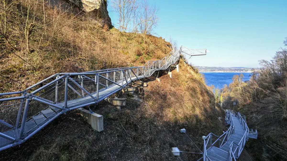 Wiedereröffnung Marienschlucht bei Allensbach: 18.03.2026, Baden-Württemberg, Allensbach Am Bodensee: Ein neuer Weg aus Gitter und Metall führt die Marienschlucht hinauf. Die Marienschlucht bei Allensbach steht vor Wiedereröffnung. (zu dpa: «Nach tödlichem Unglück: Marienschlucht am Bodensee öffnet wieder») Foto: Felix Kästle/dpa +++ dpa-Bildfunk +++