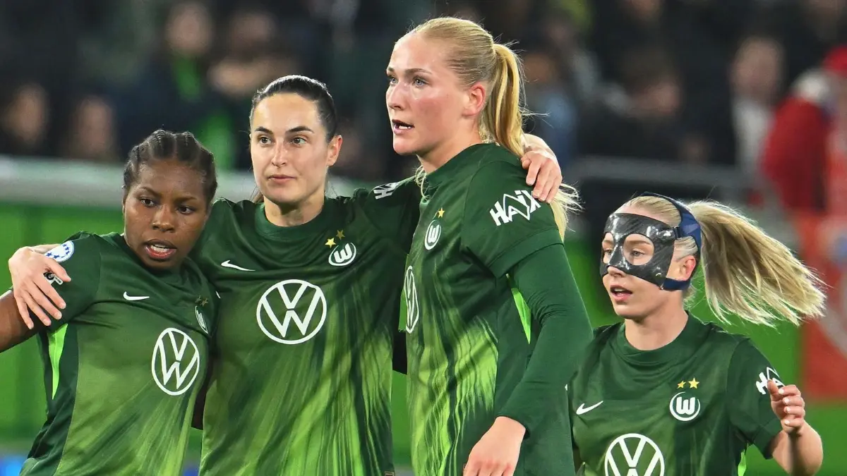 VfL Wolfsburg - Olympique Lyon: 24.03.2026, Niedersachsen, Wolfsburg: Fußball, Frauen: Champions League, VfL Wolfsburg - Olympique Lyon, K.o.-Runde, Viertelfinale, Hinspiele, Volkswagen-Arena: Torschützin Lineth Beerensteyn (l-r), Caitlin Dijkstra, Camilla Küver und Thea Bjelde feiern das Tor zum 1:0. Foto: Swen Pförtner/dpa +++ dpa-Bildfunk +++