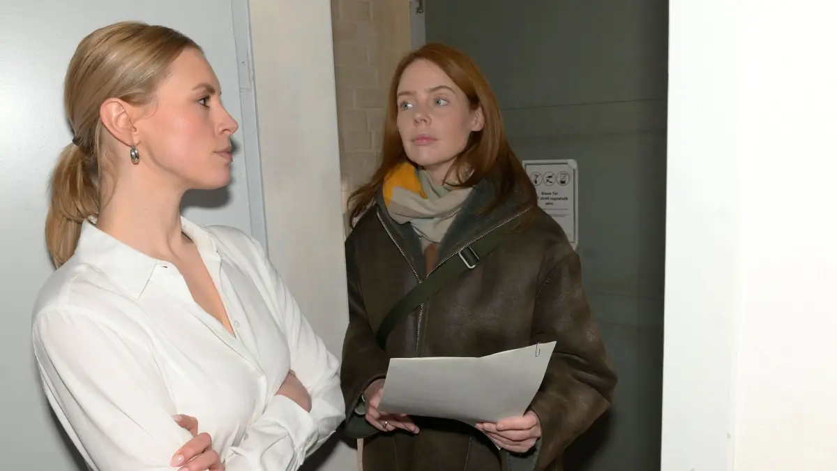 Zoe (Lara Dandelion Seibert, l.) wird von Toni (Olivia Marei) zu einer Gegenüberstellung einbestellt.