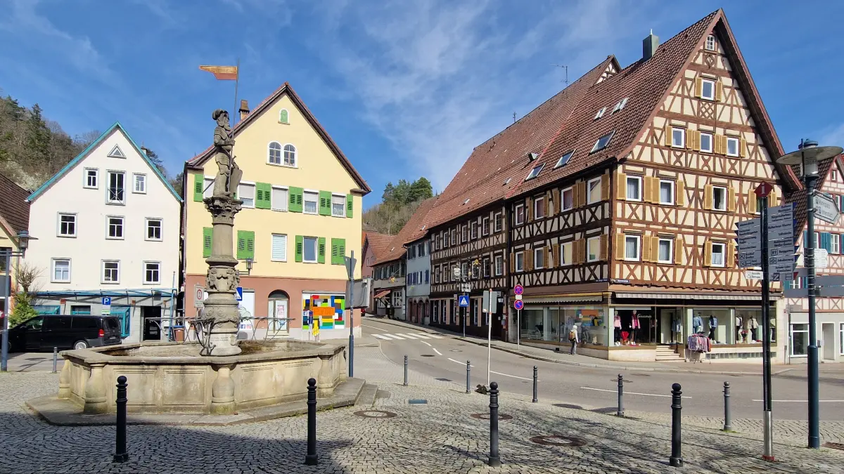 Schauplatz einer brutalen Attacke: Der Untere Marktplatz in Horb, wo im Sommer 2025 ein herausgerissener Absperrpfosten zur lebensgefährlichen Waffe wurde.