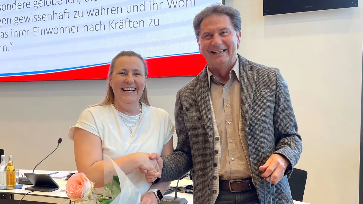 Oberbürgermeister Klaus Heininger begrüßt Sibille-Rosina Napolitano als neues Mitglied im Gemeinderat.