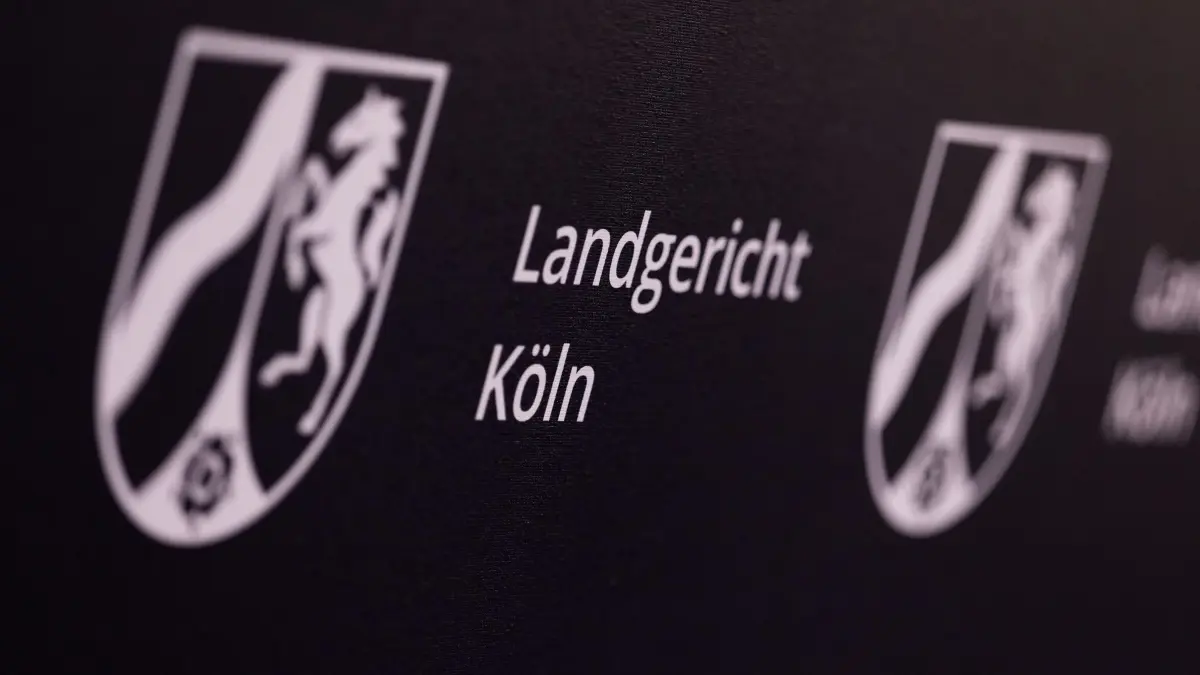 Landgericht Köln: ARCHIV - 20.02.2026, Nordrhein-Westfalen, Köln: Blick auf das Logo des Landgerichts. (zu dpa: «Fotograf erneut wegen Missbrauchs von Kindern vor Gericht») Foto: Rolf Vennenbernd/dpa +++ dpa-Bildfunk +++