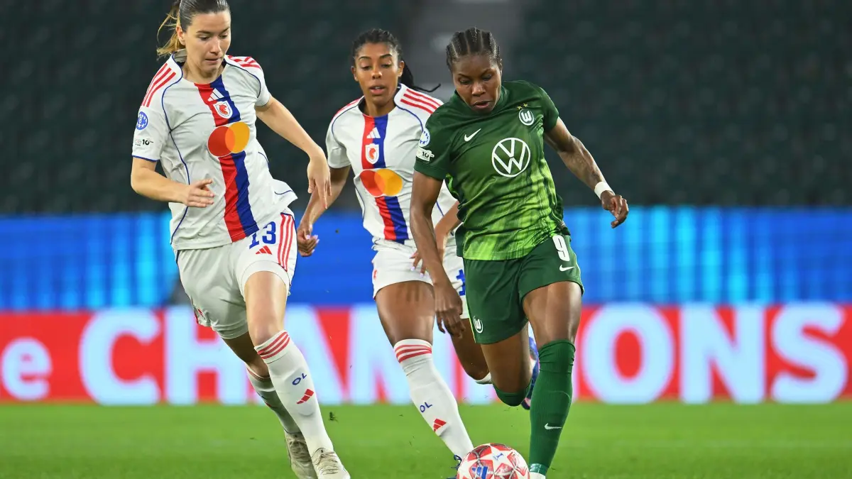 VfL Wolfsburg - Olympique Lyon: 24.03.2026, Niedersachsen, Wolfsburg: Fußball, Frauen: Champions League, VfL Wolfsburg - Olympique Lyon, K.o.-Runde, Viertelfinale, Hinspiele, Volkswagen-Arena: Lineth Beerensteyn (r, VfL Wolfsburg) dribbelt an Damaris Egurrola (l, Olympique Lyon) vorbei. Foto: Swen Pförtner/dpa +++ dpa-Bildfunk +++