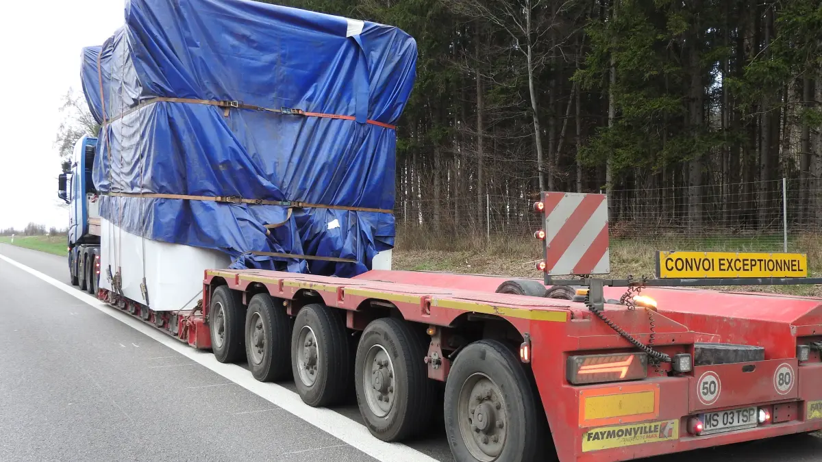 Eine fehlende Sondergenehmigung für diesen Schwertransporter führt auf der A6 zu stundenlangem Stillstand.