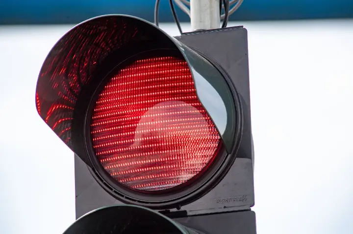 Rotlicht missachtet – 25.000 Euro Schaden