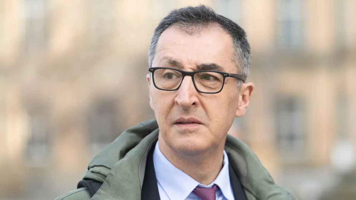 Start der Sondierungen in Baden-Württemberg: 24.03.2026, Baden-Württemberg, Stuttgart: Cem Özdemir (Bündnis 90/Die Grünen), Spitzenkandidat der Grünen in Baden-Württemberg, geht nach einer Mittagspause über den Schlossplatz. Grüne und CDU im Südwesten nehmen Sondierungsgespräche zur Bildung einer Regierung nach der Landtagswahl auf. Foto: Marijan Murat/dpa +++ dpa-Bildfunk +++