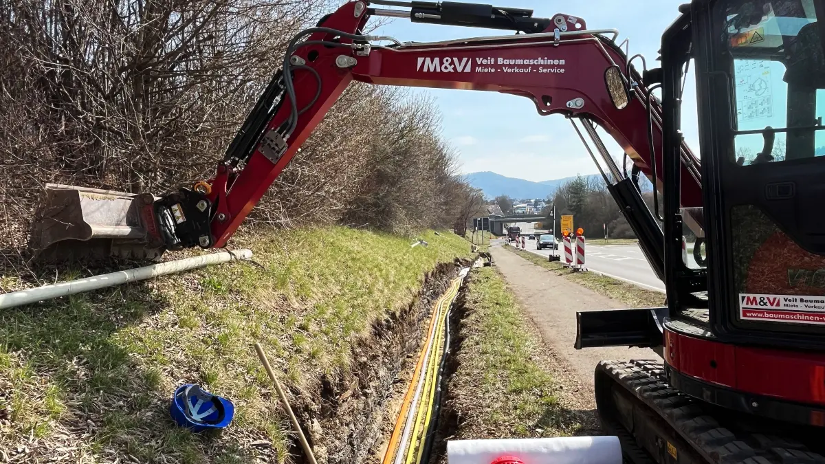 Auf Höhe des Industriegebiets Bisingen-Nord in Richtung B 27-Brücke/Bisingen ist der Breitbandausbau in vollem Gange.
