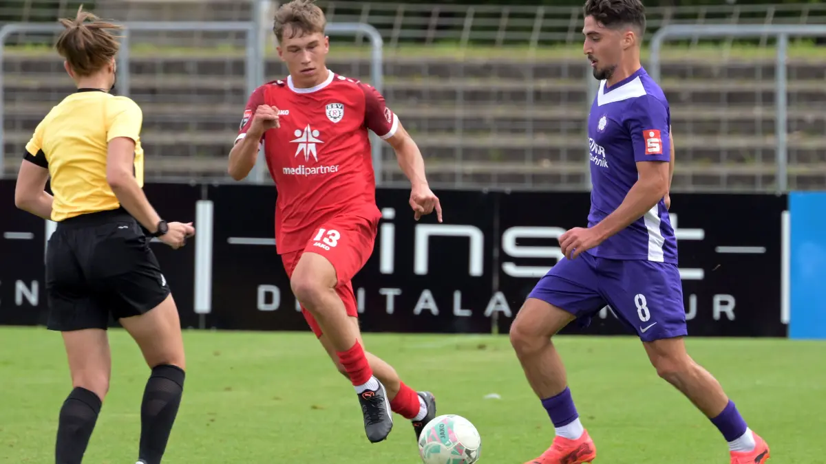 In der Hinrunde der Fußball-Oberliga ist Johannes Wally (links, SSV Reutlingen) – hier im Zweikampf mit Enes Türköz (FC Nöttingen) – regelmäßig zum Einsatz gekommen.