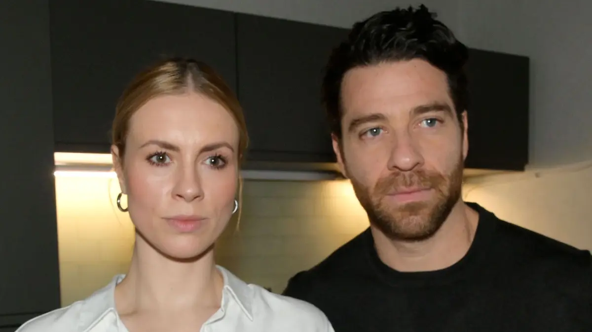 Zoe (Lara Dandelion Seibert) und Carlos (Patrick Fernandez) können offenbar aufatmen.
