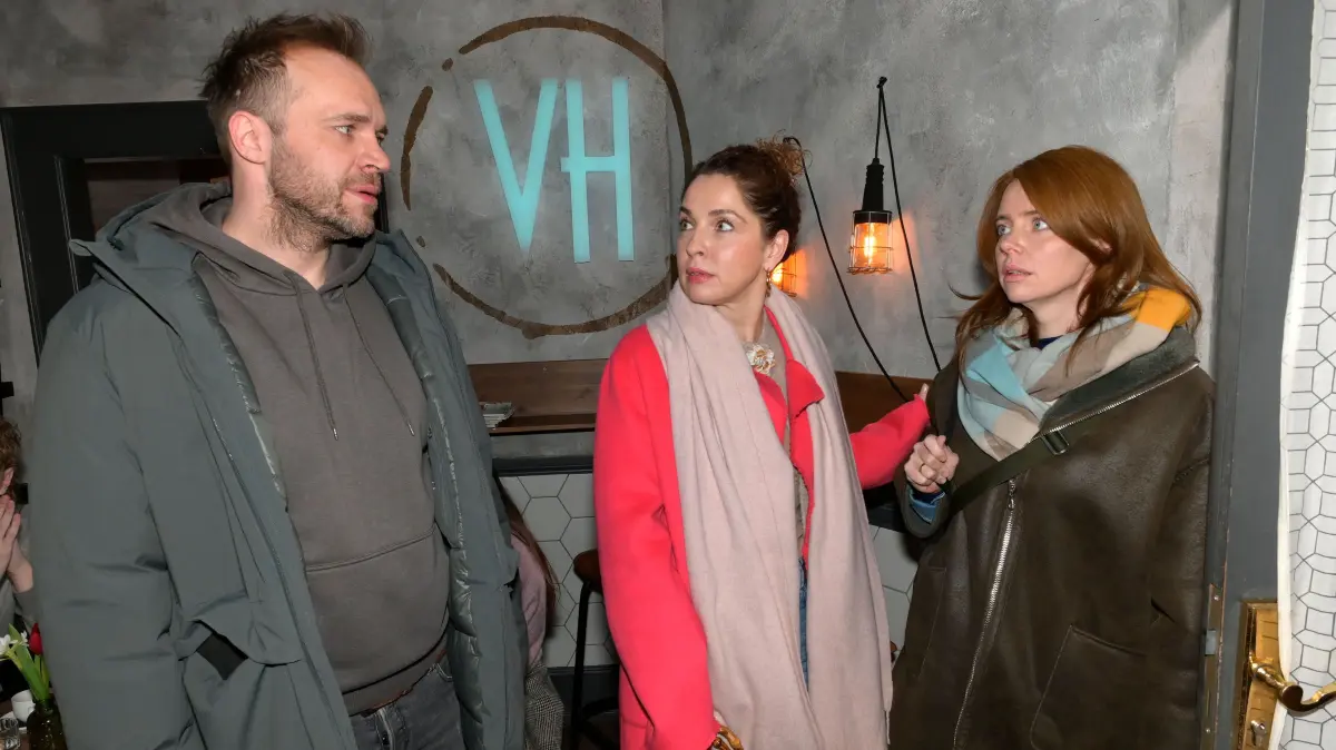 Nina (Maria Wedig, M.) stellt sich entschlossen zwischen Erik (Patrick Heinrich) und Toni (Olivia Marei).