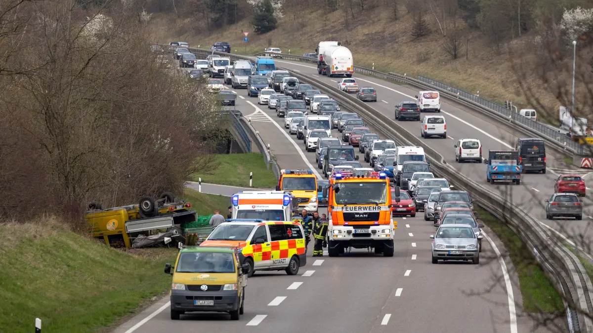 Zwischen Metzingen und Reutlingen ist ein pritschenwagen von der Straße abgekommen und hat sich überschlagen.