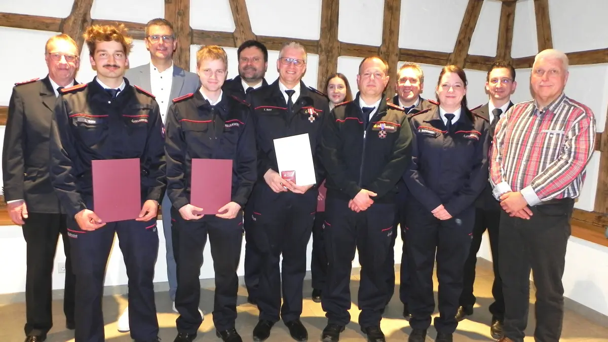Wahlen, Ehrungen und Ernennungen standen bei der Generalversammlung der Feuerwehr Weildorf an. Sechster von links der neue Abteilungskommandant Timo Gutri, rechts vorne neben Gutri der bisherige Kommandant Daniel Winz.