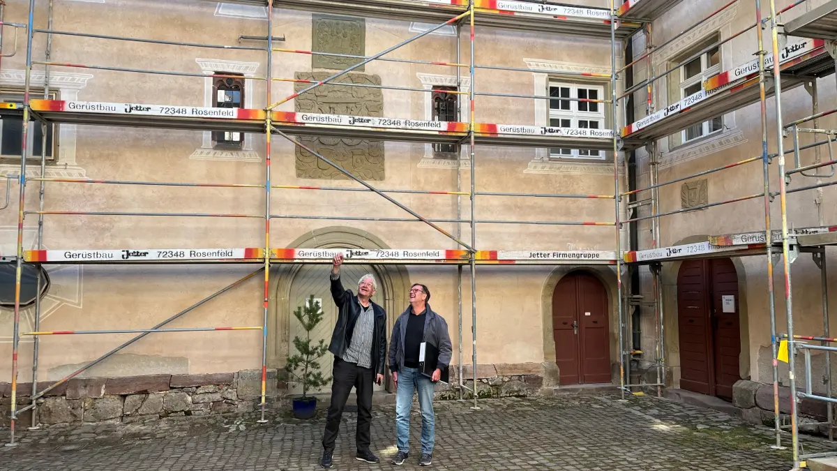 Architekt Gerhard Schlotter (links) und Restaurator Wilhelm Glaser im Innenhof des Glatter Wasserschlosses.