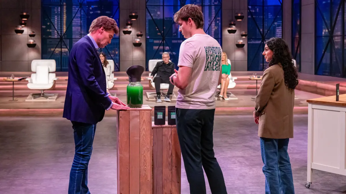 Investor Carsten Maschmeyer (l.) überprüft die Spirulina-Farm genauer.