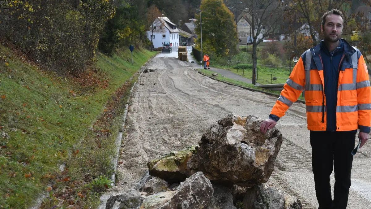 Während der Sperrung im Herbst 2025 wurde geräumt: Dabei stürzten die Felsbrocken auf die Fahrbahn.