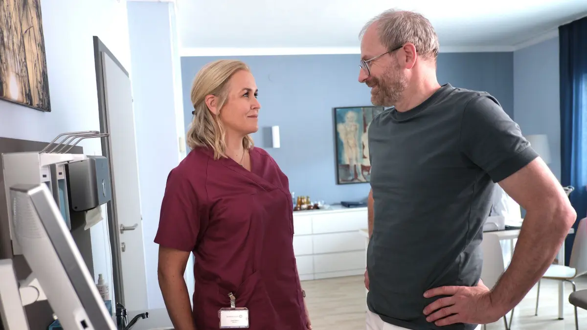 In „Lena Lorenz – Auf Augenhöhe“ kümmert sich die Protagonistin (Judith Hoersch) um ein Ehepaar.