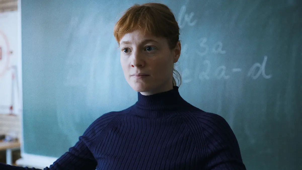 In Das Lehrerzimmer tritt die junge Sport- und Mathematiklehrerin Carla Nowak (Leonie Benesch) ihre erste Stelle an.
