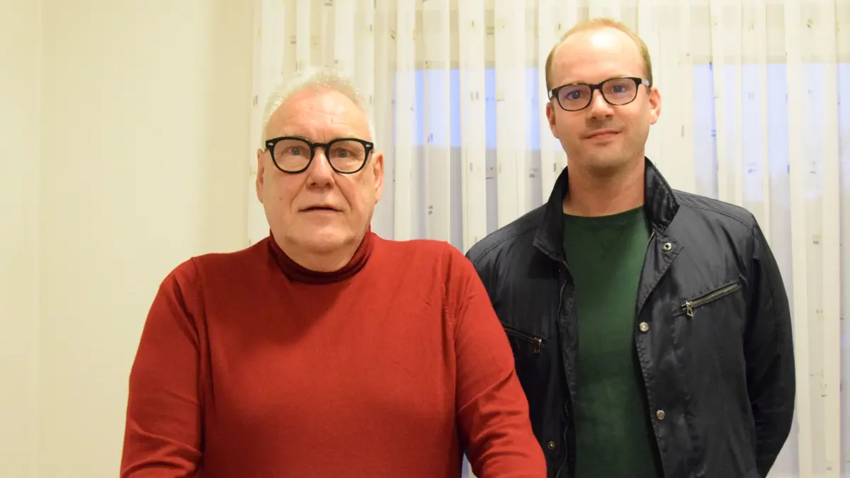 Stellen ihre Projektidee vor (von links): Bauingenieur und Energieberater Alfred Burkhardt und Felix zu Ortenburg.