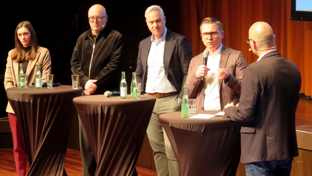 Auf dem Podium diskutierten Anna Kuchelmeister, Professor Uwe Sachse, Thomas J. Bogenschütz und Ralf Galster (von links). Moderiert wurden die Balinger Wirtschaftsgespräche vom Leiter der Stabstelle Wirtschaftsförderung, Niko Skarlatoudis (rechts).