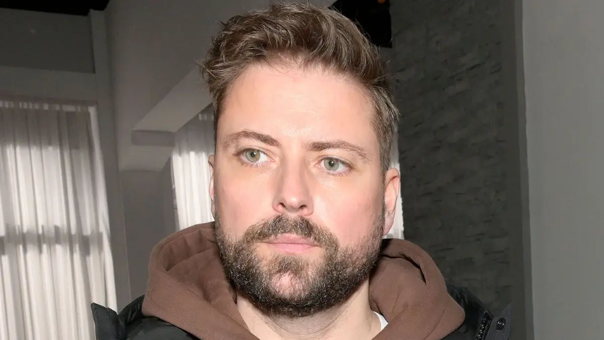 John (Felix von Jascheroff) hätte laut Katrin "besser seine Hose zugelassen".