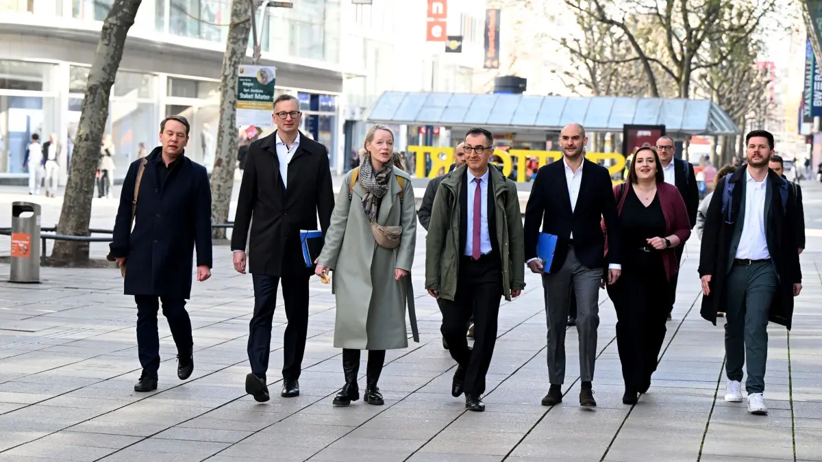 Start der Sondierungen in Baden-Württemberg: 24.03.2026, Baden-Württemberg, Stuttgart: Oliver Hildenbrand (Bündnis 90/Die Grünen, l-r), Landtagsabgeordneter und Innenexperte von Baden-Württemberg, Andreas Schwarz, Fraktionsvorsitzender von Bündnis 90/Die Grünen im Landtag von Baden-Württemberg, Thekla Walker (Bündnis 90/Die Grünen), Umweltministerin von Baden-Württemberg, Cem Özdemir (Bündnis 90/Die Grünen), Spitzenkandidat der Grünen in Baden???Württemberg, Danyal Bayaz (Bündnis 90/Die Grünen), Finanzminister von Baden-Württemberg, Lena Schwelling, Landesvorsitzende von Bündnis 90/Die Grünen in Baden-Württemberg, und Pascal Haggenmüller, Landesvorsitzender von Bündnis 90/Die Grünen in Baden-Württemberg, kommen in das Haus der Katholischen Kirche. Grüne und CDU im Südwesten nehmen Sondierungsgespräche zur Bildung einer Regierung nach der Landtagswahl auf. Foto: Bernd Weißbrod/dpa +++ dpa-Bildfunk +++