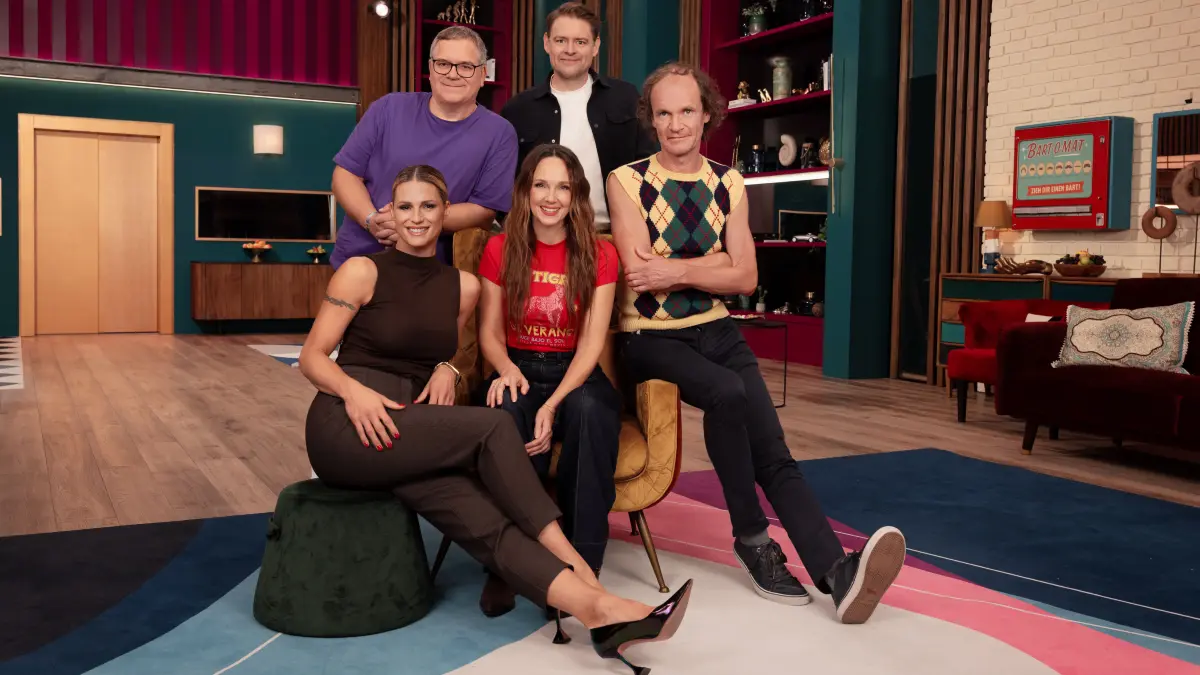 Gastgeber Michael „Bully“ Herbig begrüßt in der sechsten „LOL“-Staffel wieder zehn Promis im Studio. Fünf von ihnen stehen bereits fest.