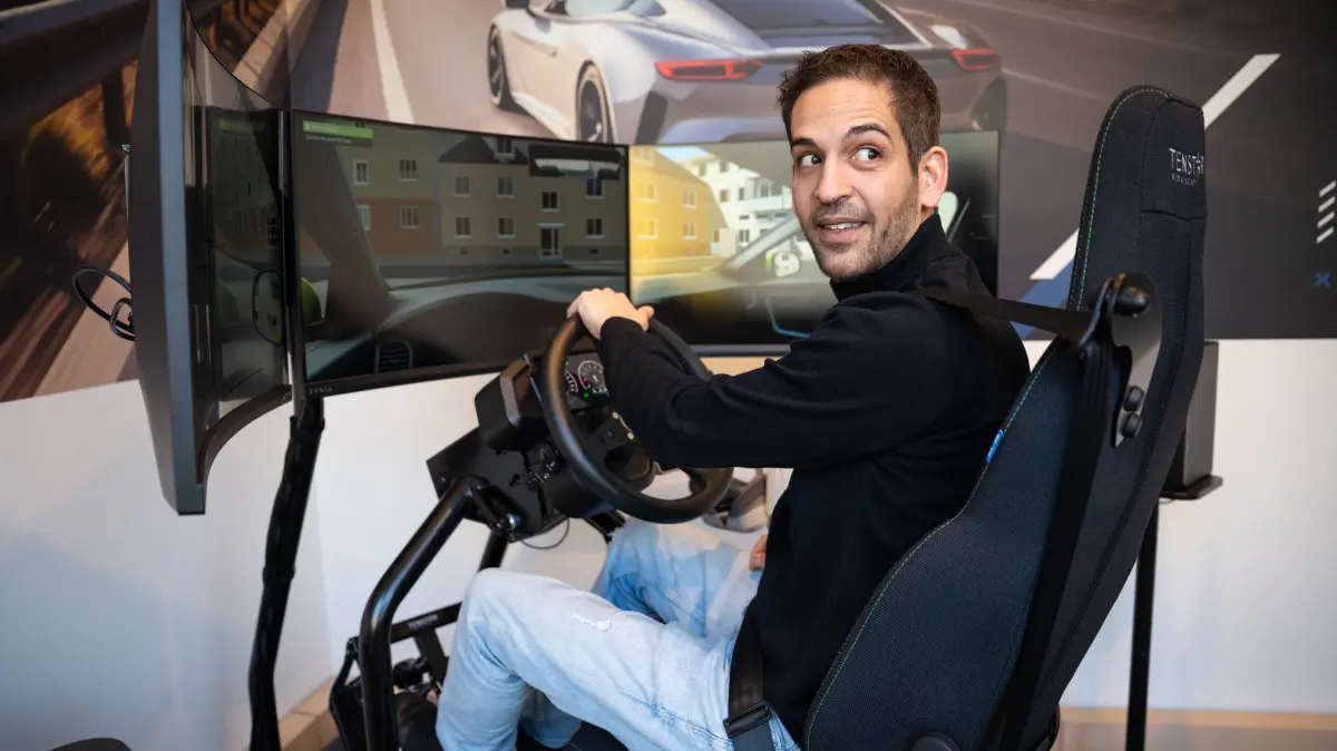 Fahrschule Fahrerlager Tübingen: Fahrlehrer Stefan Aboul Ela im Fahrsimulator beim Schulterblick-Machen