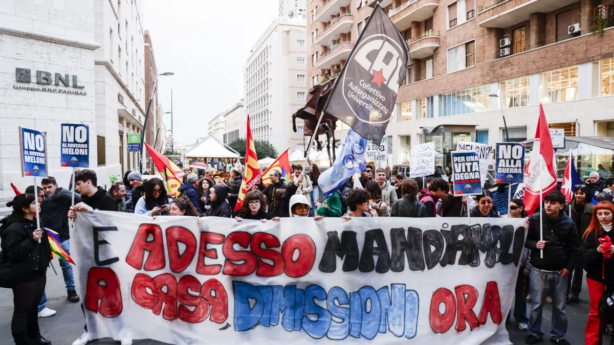 Justizreform von Giorgia Meloni: Italien sagt Nein: March 23, 2026, Napoli, Italy: In Naples, as across the country from north to south, supporters of the âa‚¬Ëœno vote gathered in the squares to celebrate the outcome of the referendum on justice. The crowds filled the streets, loudly calling for the resignation of Giorgia Meloni s government and demanding new elections. A nationwide mobilisation reflecting the high political tension in the aftermath of the vote. The âa‚¬Ëœno vote won with over 53% (Credit Image: Antonio Balasco/LPS via ZUMA Press Wire)