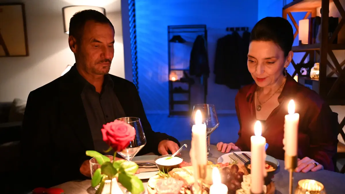 Simone (Tatjana Clasing) lässt sich auf ein Abendessen mit Richard (Silvan-Pierre Leirich) ein.