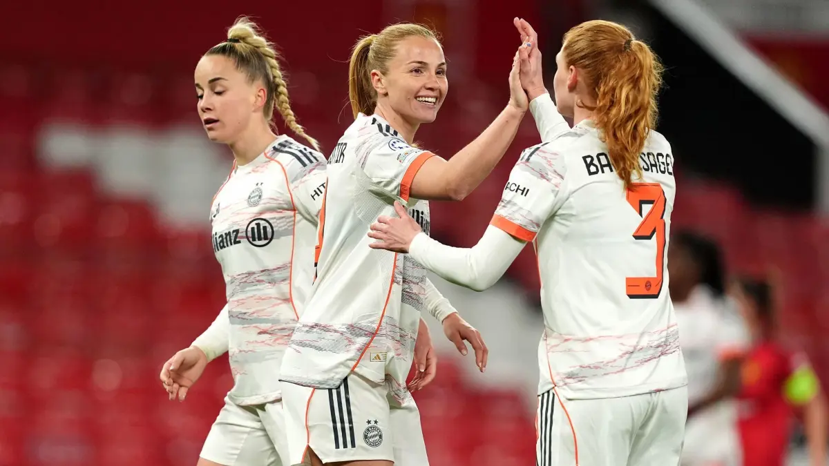 Manchester United - Bayern München: 25.03.2026, Großbritannien, Manchester: Frauen: Champions League, Manchester United - Bayern München: Bayern Münchens Glodis Viggosdottir (M) und ihre Teamkolleginnen feiern nach dem Sieg. Foto: Martin Rickett/PA Wire/dpa +++ dpa-Bildfunk +++