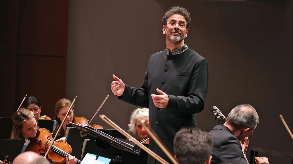 Rubén Dubrovsky dirigiert die Ulmer Philharmoniker