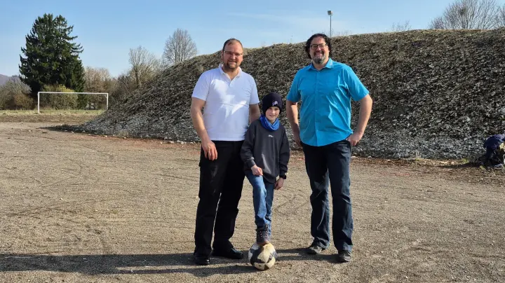 Ade Hartplatz, willkommen neuer Fußballplatz