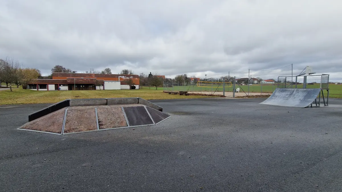 Baugrund mit Potenzial: Zwischen Hohenzollernhalle (hinten) und Funpark in Betra wird womöglich bald das neue, selbstverwaltete Jugendhaus stehen.