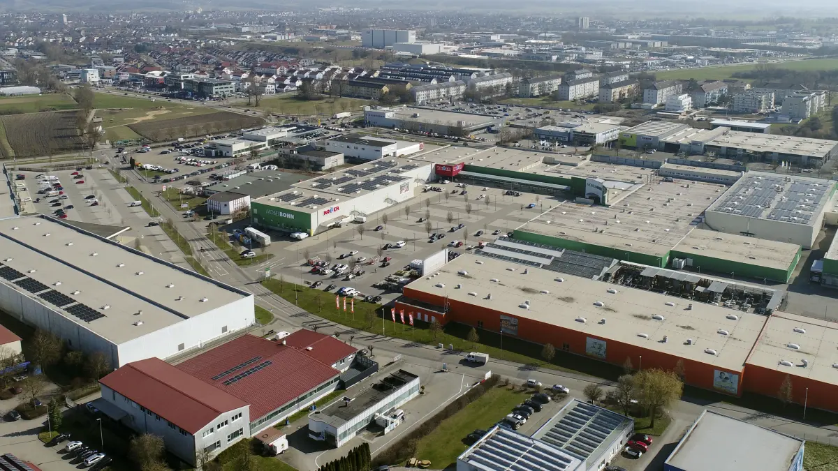 In Roßfeld gibt es mehrere großflächige Fachmärkte. Im ehemaligen Roller-Markt (Mitte) möchte die Firma Bohn ein Fachmarktzentrum mit Decathlon, dm und Edeka errichten.