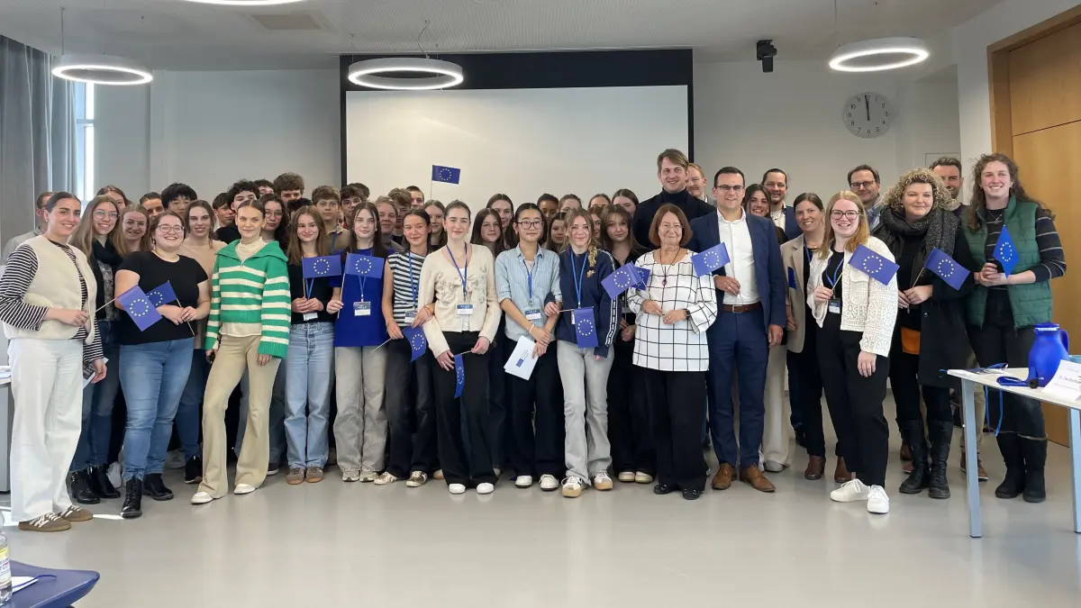 Die Schülerinnen und Schüler der Klassen 10a und 10b gemeinsam mit den EU-Vertretenden sowie ihren Lehrerinnen, dem Schulleiter und dem Publikum aus Referendarinnen und Referendaren.