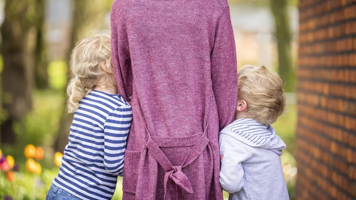 Beitragsfreie Mitversicherung in gesetzlichen Krankenkassen: Eine Mutter mit ihren Kindern (Themenfoto vom 25.04.2023).Gegenwaertig koennen sich Ehe- und Lebenspartner sowie Kinder von Mitgliedern der gesetzlichen Krankenversicherung beitragsfrei mitversichern lassen, wenn sie ihren Hauptaufenthalt in Deutschland und keine eigenen Einkuenfte oberhalb der Geringfuegigkeitsschwelle haben. Laut Bundesgesundheitsministerium gab es Anfang 2026 in Deutschland rund 15,6 Millionen Menschen, die beitragsfrei mitversichert sind. Die meisten davon sind allerdings nicht Ehepartner, sondern Kinder. (Siehe epd-Hintergrund vom 25.03.2026)