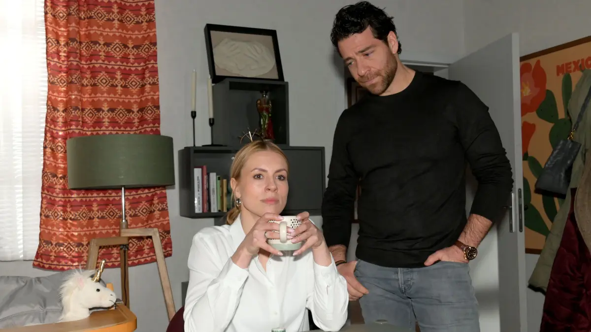 Zoe (Lara Dandelion Seibert) und Carlos (Patrick Fernandez) sind zuversichtlich, dass sie den Fokus der Ermittlungen von sich ablenken können.