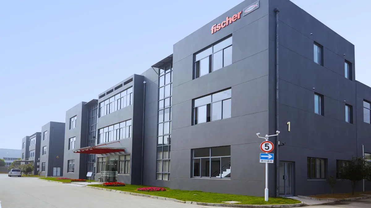 In diesem Werk im chinesischen Taicang hat Fischer Anfang März eine neue Produktionslinie für Schwerlast-Befestigungen und Bauwerkssanierung in Betrieb genommen.