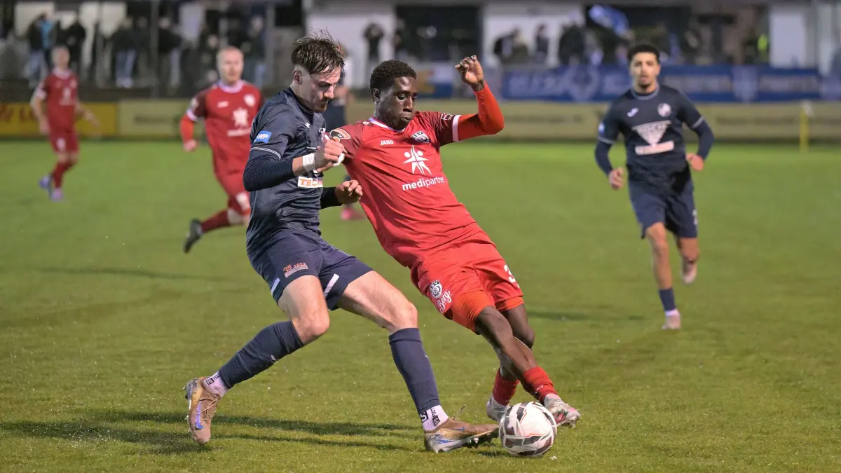 Auf Terry Asare (rechts) war Verlass. Er war in der Defensive des SSV Reutlingen ein fleißiger Arbeiter und traf nach sechs Minuten gar noch zum 1:0 für sein Team. Der späte Ausgleichstreffer hat nicht nur den Ex-Pforzheimer geschockt.