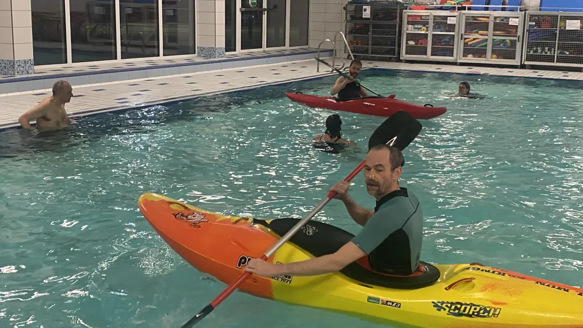 Auf der Wasseroberfläche: Mitglieder der Kanu-Abteilung Munderkingen beim Training im Ehinger Hallenbad Wenzelstein.